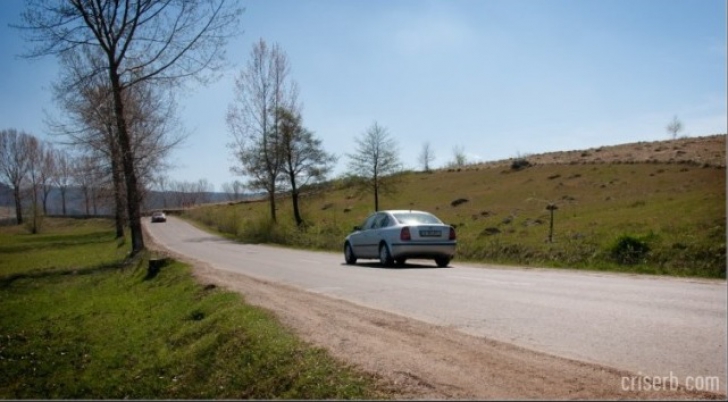 Drumul din România pe care mașinile urcă singure la deal! VIDEO