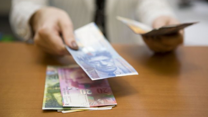 Cum tratează băncile renegocierea creditelor în franci elvețieni