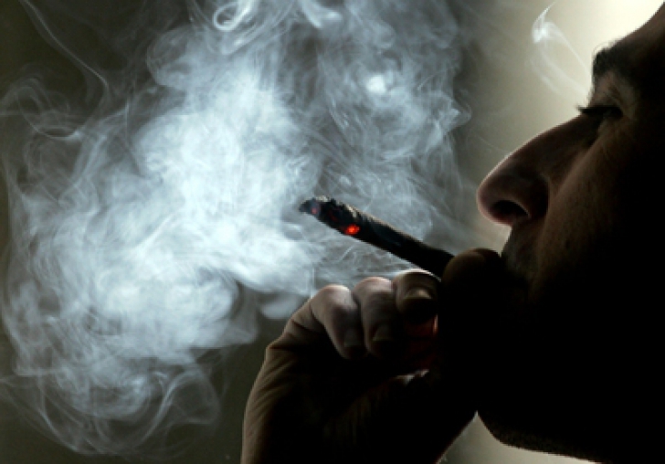 Descoperire. Ce i-ar putea determina pe fumători să fumeze mai puţin şi chiar să se lase