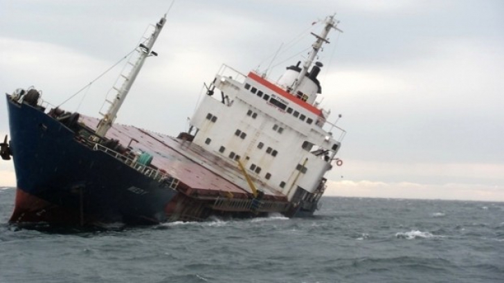MAE: Românul aflat la bordul navei eşuate în Marea Egee a fost salvat. Starea de sănătate - bună