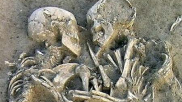 O pereche de oameni preistorici, descoperiți îmbrățișați în mormânt