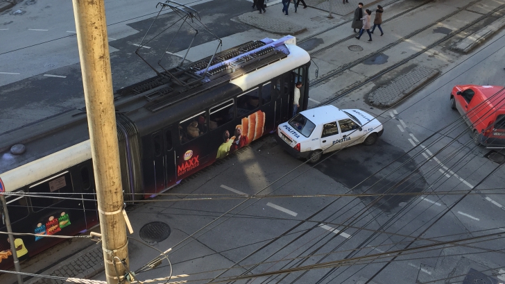Martor ocular. Maşină de poliţie tamponată de tramvai, în Timişoara