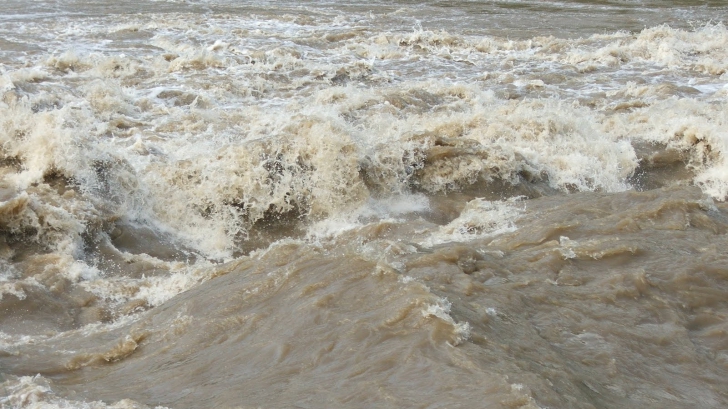 Avertizarea cod galben de inundaţii, prelungită pe râuri din cinci judeţe