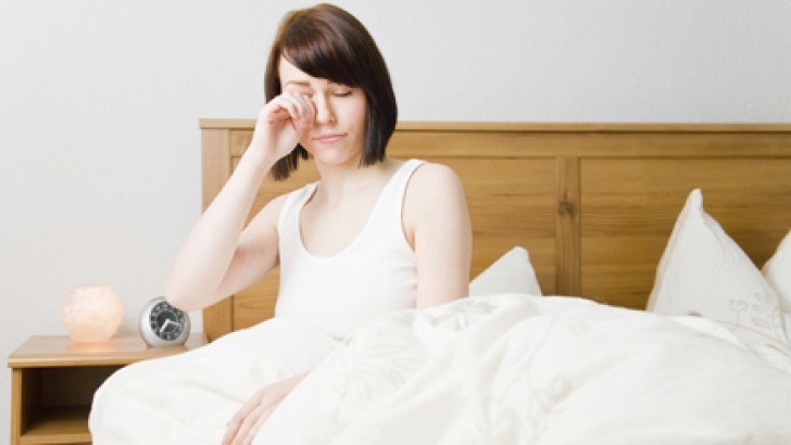 Ţipi şi te mişti violent în somn? Ar putea fi semnele timpurii ale bolii Parkinson