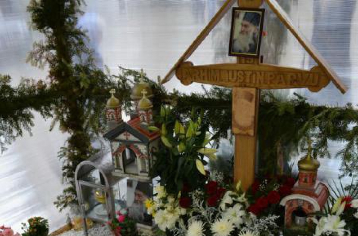 Fenomenul inexplicabil de la mormântul părintelui Iustin Pârvu. Sute de pelerini vin să vadă minunea
