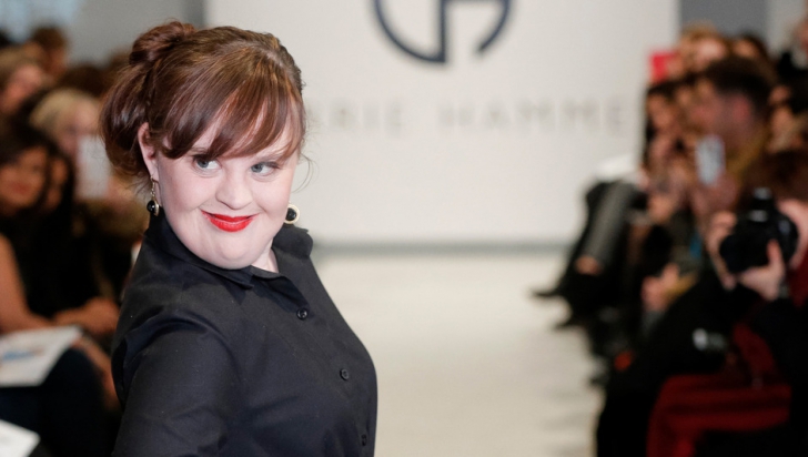 O actriţă TV a devenit prima femeie cu sindrom Down care a defilat la Săptămâna Modei de la New York