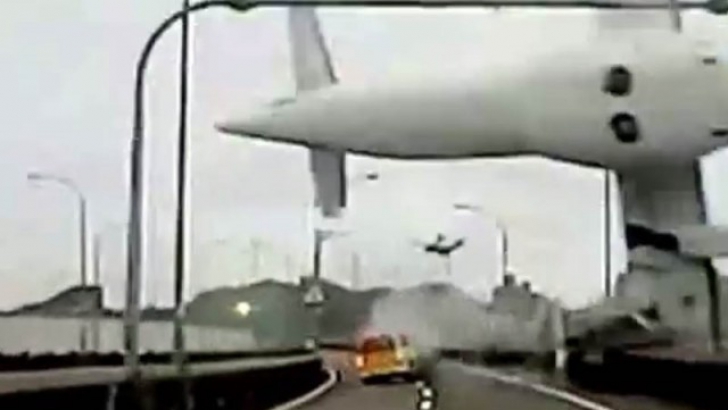 Supravieţuirea miraculoasă a unui şofer de taxi, filmată.Lovit de avionul TransAsia Airways prăbuşit