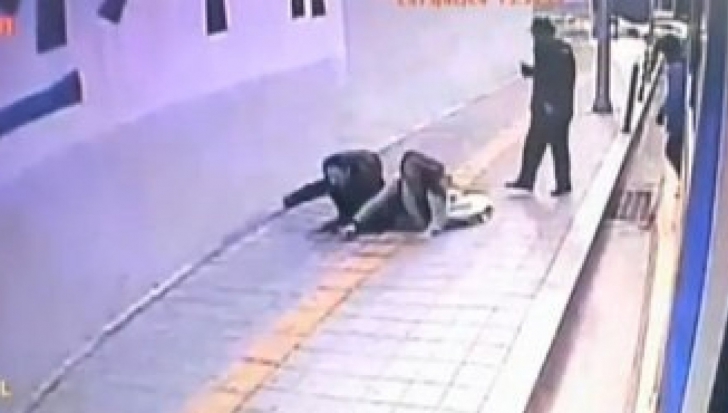 Şocul vieţii pentru o femeie şi un bărbat: i-a înghiţit asfaltul - VIDEO