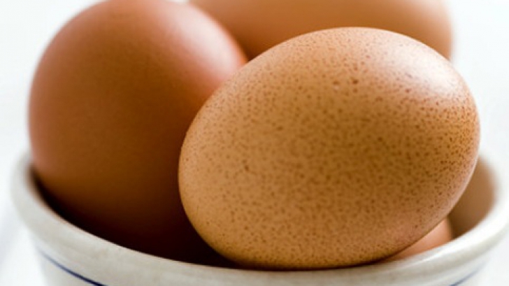 Cum foloseşti coaja şi membrana de la un ou pentru a trata tenul