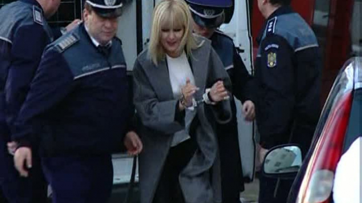 Elena Udrea a repetat gestul misterios făcut în Parlament la intrarea la ÎCCJ