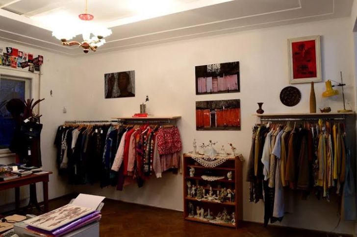 Kombinat se redeschide în centrul Bucureştiului cu haine, cărţi şi ceai