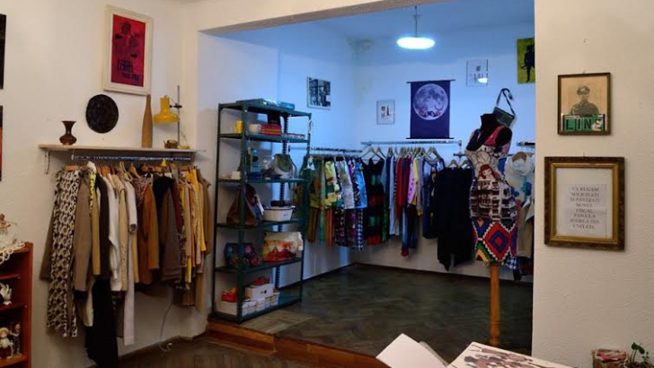 Kombinat se redeschide în centrul Bucureştiului cu haine, cărţi şi ceai