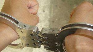 Bărbat reținut, după ce a ignorat ordinul de protecție și a vandalizat dispozitivul de supraveghere