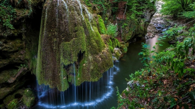 2. Cascada Bigăr se află pe teritoriul comunei Bozovici din judeţul Caraş-Severin, chiar la marginea Drumului Naţional 57B