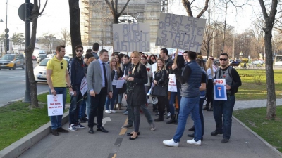 http://www.ziare.com/stiri/proteste/liberalii-au-protestat-in-fata-sediului-psd-aici-a-murit-justitia-1355148