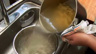 Ce se întamplă dacă arunci apa în care fierbi pastele în chiuvetă. E cea mai mare greşeală 