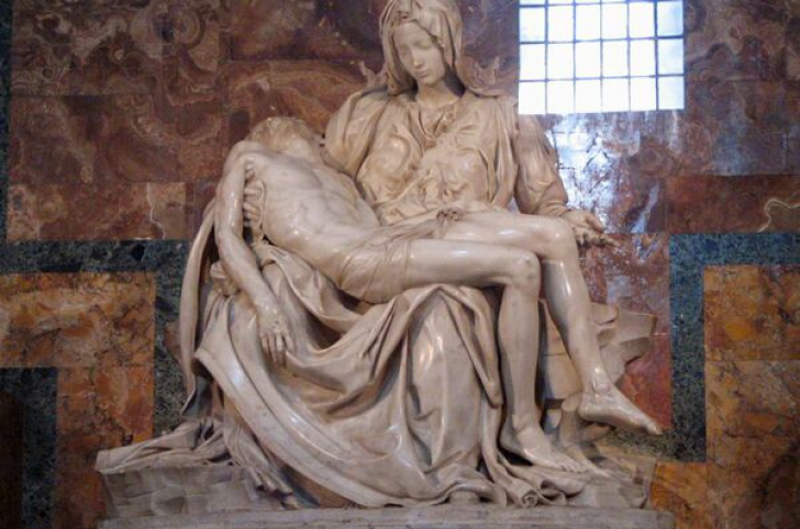 ''Pieta'' (1498-1500), care o înfățișează pe Fecioara Maria ținând în brațe trupul neînsuflețit al lui Iisus