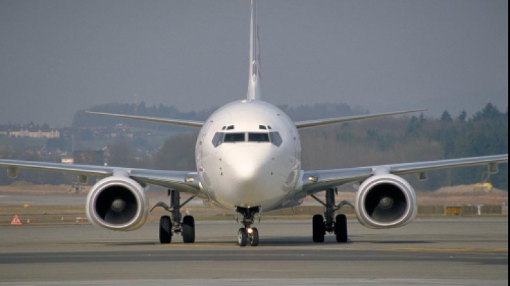 Un avion de pasageri al unei companii ruse a luat foc după decolare 