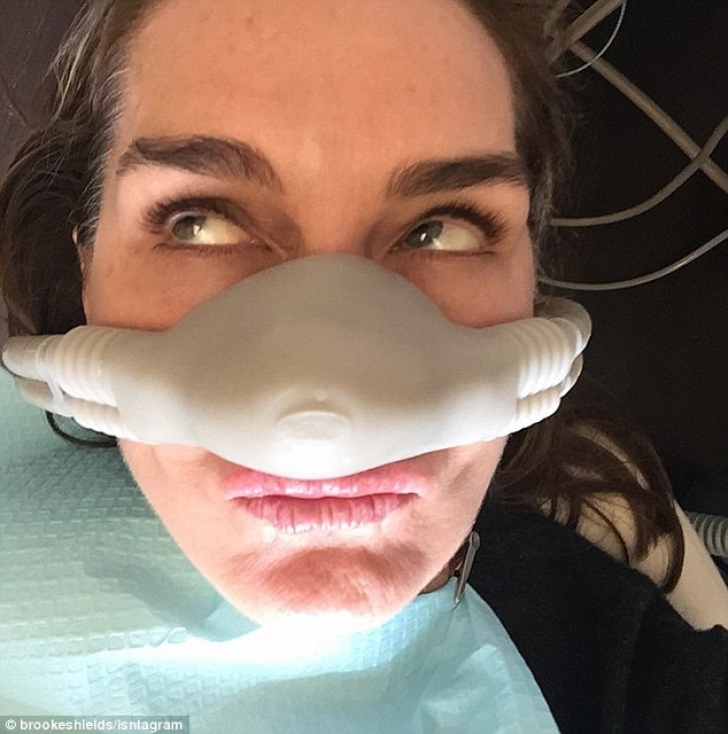Brooke Shields, intervenţie stomatologică