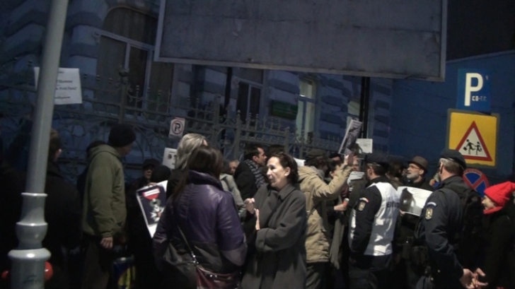 Protest la Ambasada Franţei faţă de decizia decorării primarului Sorin Oprescu