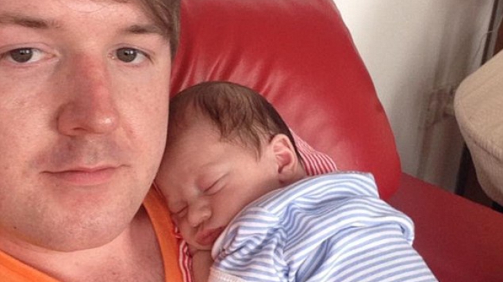 O britanică a născut copilul fiului său homosexual