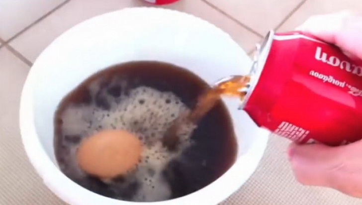 Ce se întâmplă dacă bagi un ou în Coca Cola