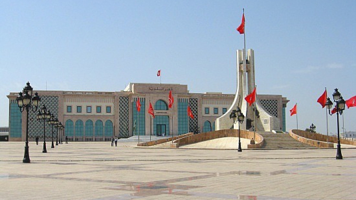 Atac şi luare de ostatici la parlamentul tunisian. 17 turişti au murit