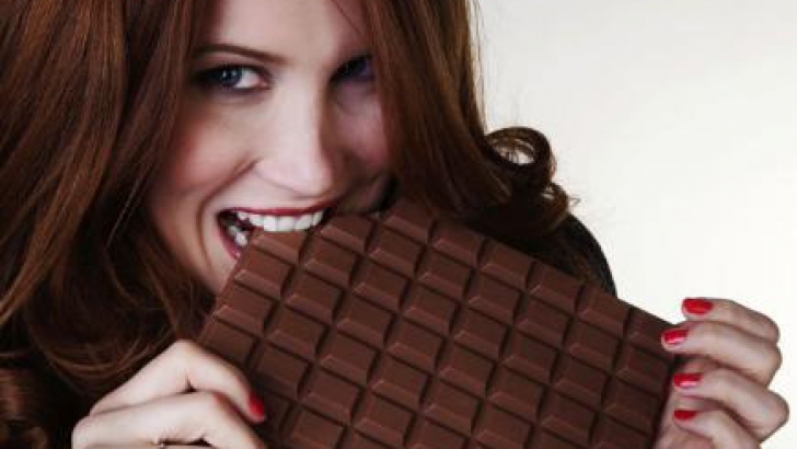 Bărbaţii au şanse mai mari să cucerească o femeie dacă-i oferă o cutie cu ciocolată - studiu