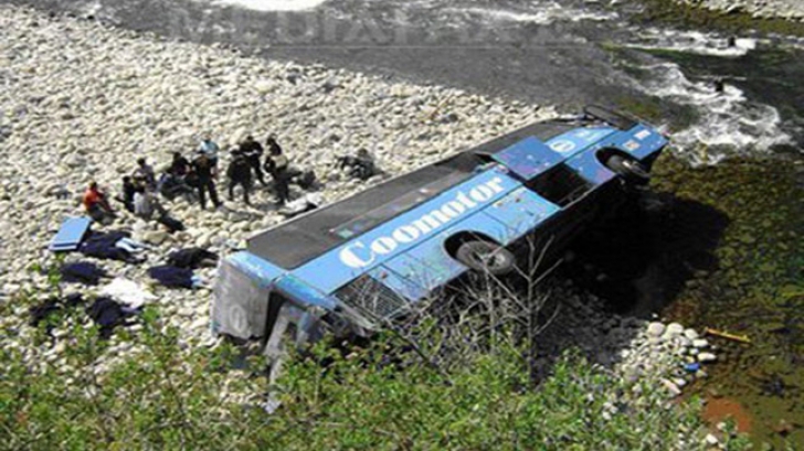 Un autobuz a căzut într-o prăpastie. Șase morţi şi 16 răniţi