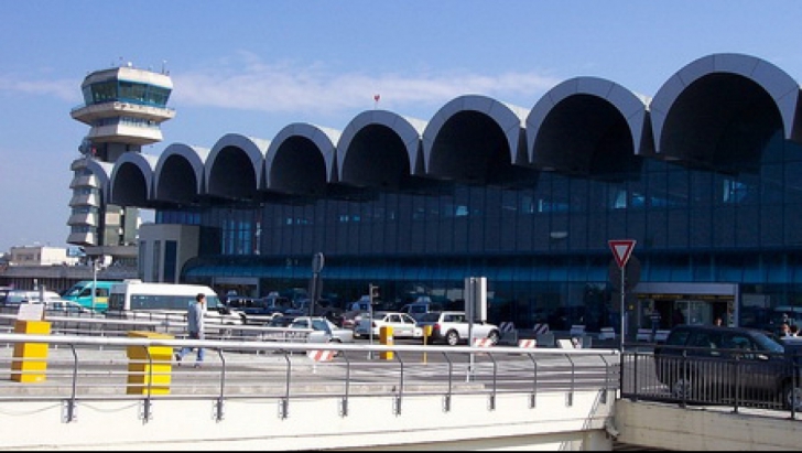 Surpriză pentru pasagerii de pe Aeroportul Otopeni. Cum şi-a aşteptat un tânăr iubita FOTO