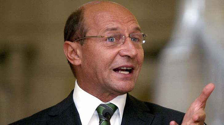 Băsescu, întâmpinat de zeci de femei la sediul PMP. Ce mărturisiri a făcut