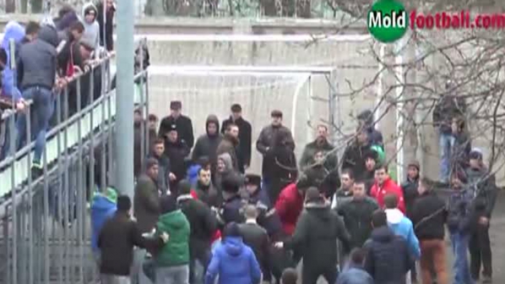 Bătaie între 50 de suporteri la un meci în R Moldova 
