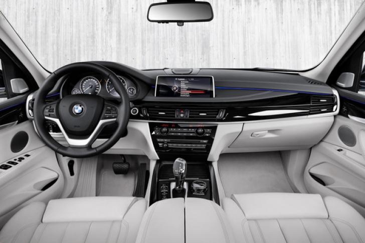 BMW X5 40e: Cum arată primul SUV BMW pe care îl poţi încărca la priza de acasă