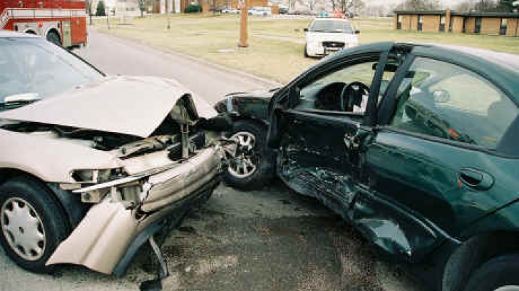 Trei jucători din naţionala Greciei, implicaţi într-un accident auto. O persoană a murit