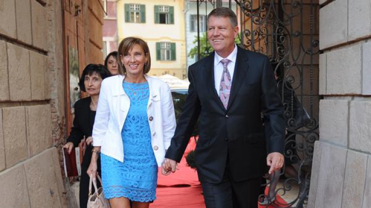 Klaus Iohannis și soția sa au ajuns la Castelul Peleș pentru dineul alături de familia regală