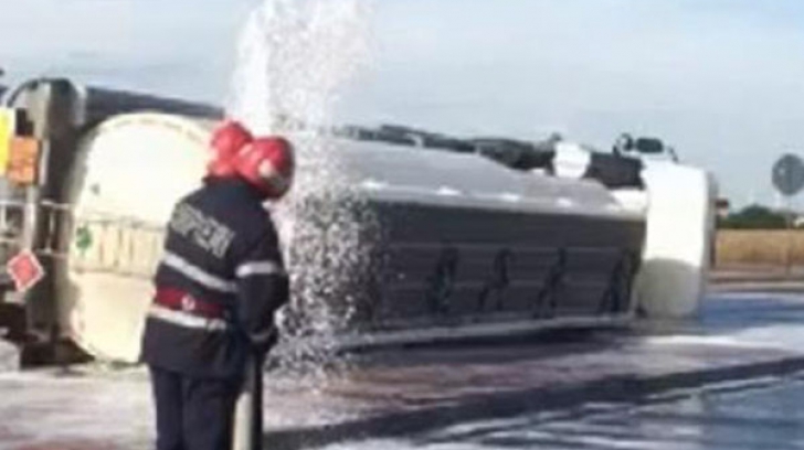 Accident grav. O cisternă încărcată cu 30 de tone de motorină s-a răsturnat pe DN 71