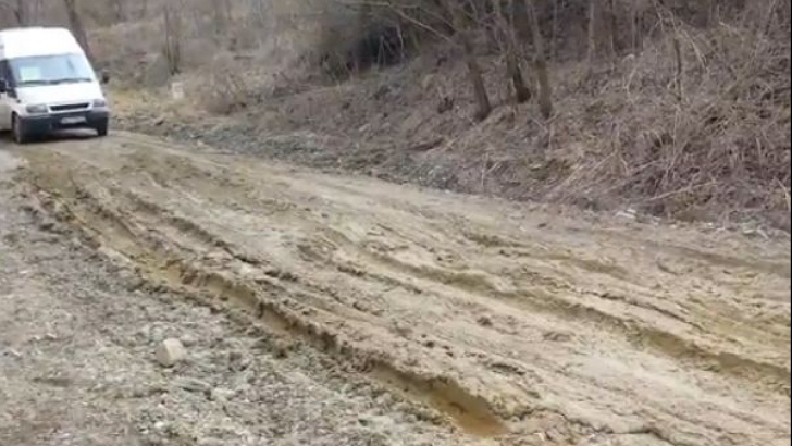Drumul judeţean 203A, din Buzău, este impacticabil după topirea zăpezii