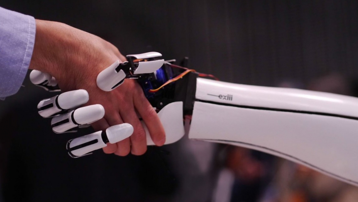 Ne transformă în roboți! Mâna bionică care poate fi controlată cu telefonul