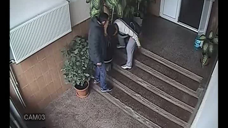 Cei mai proşti hoţi din Bucureşti, surprinşi de camera de supravegehere. Un video fabulos