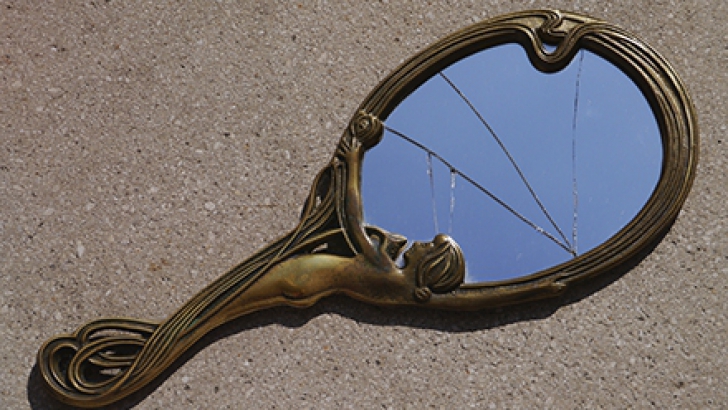 Ce înseamnă când spargi oglinda: superstiţii şi interpretări