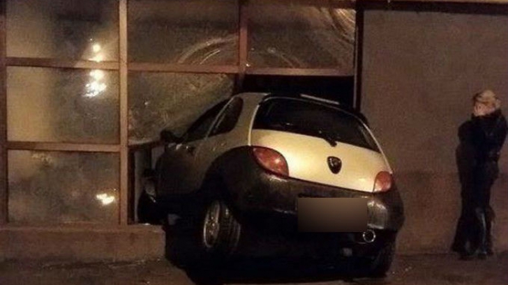 Pățania unei tinere din Craiova: a intrat cu mașina direct în restaurant