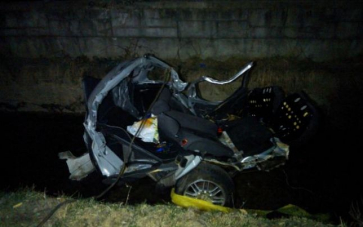 Carnagiu în Braşov. Trei morţi, într-un accident cumplit: maşina, ruptă în două / Foto: adevarul.ro