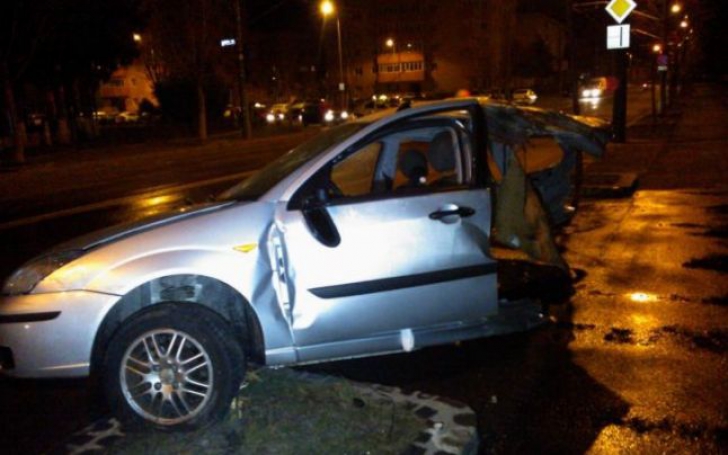 Carnagiu în Braşov. Trei morţi, într-un accident cumplit: maşina, ruptă în două / Foto: adevarul.ro