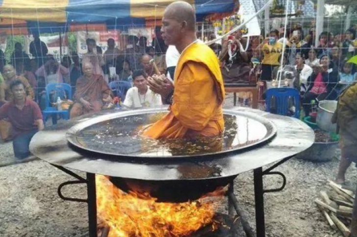 Călugărul în ulei încins