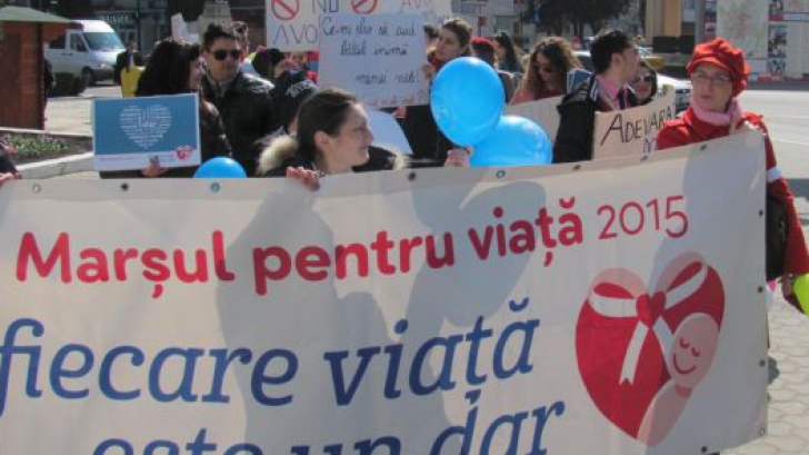 Marș pentru viață în Capitală: Mii de bucureșteni au protestat împotriva avortului