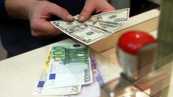 Euro s-a depreciat constant faţă de dolar