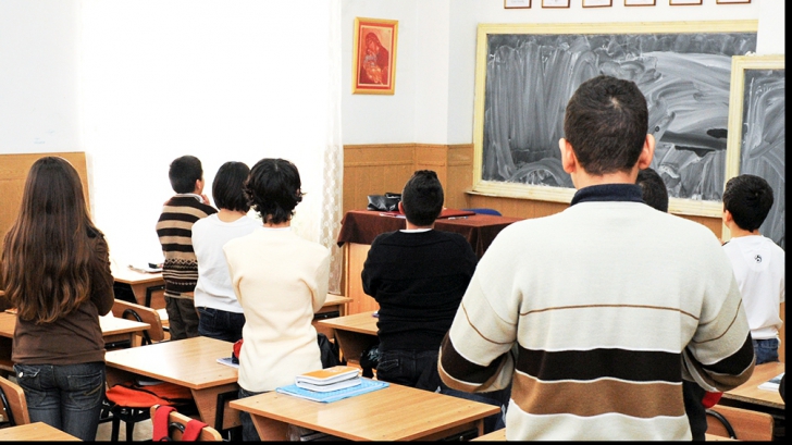 Ce învaţă elevii din Braşov la Religie? "Homosexualii sunt vrednici de moarte", le spune un profesor