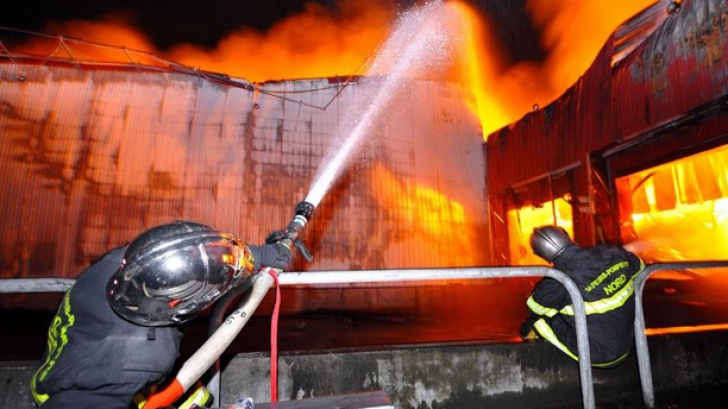 Incendiu violent în judeţul Cluj. O casă s-a făcut scrum: un rănit