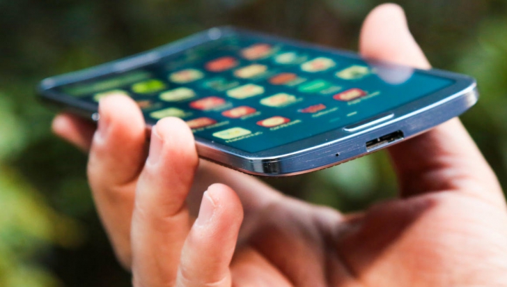 Răspunsul Samsung la iPhone-ul care se îndoaie e incredibil: Un telefon scos din SF!