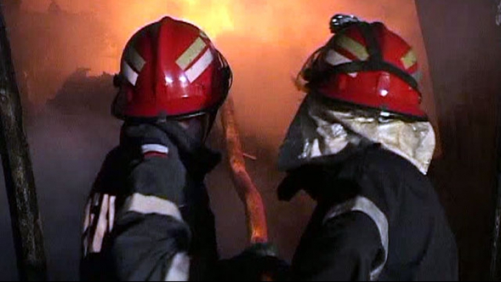 Incendiu în centrul Constanţei. Un autoturism a fost distrus de flăcări